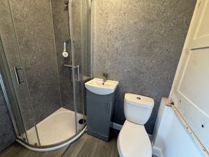 En suite bed 1- click for photo gallery